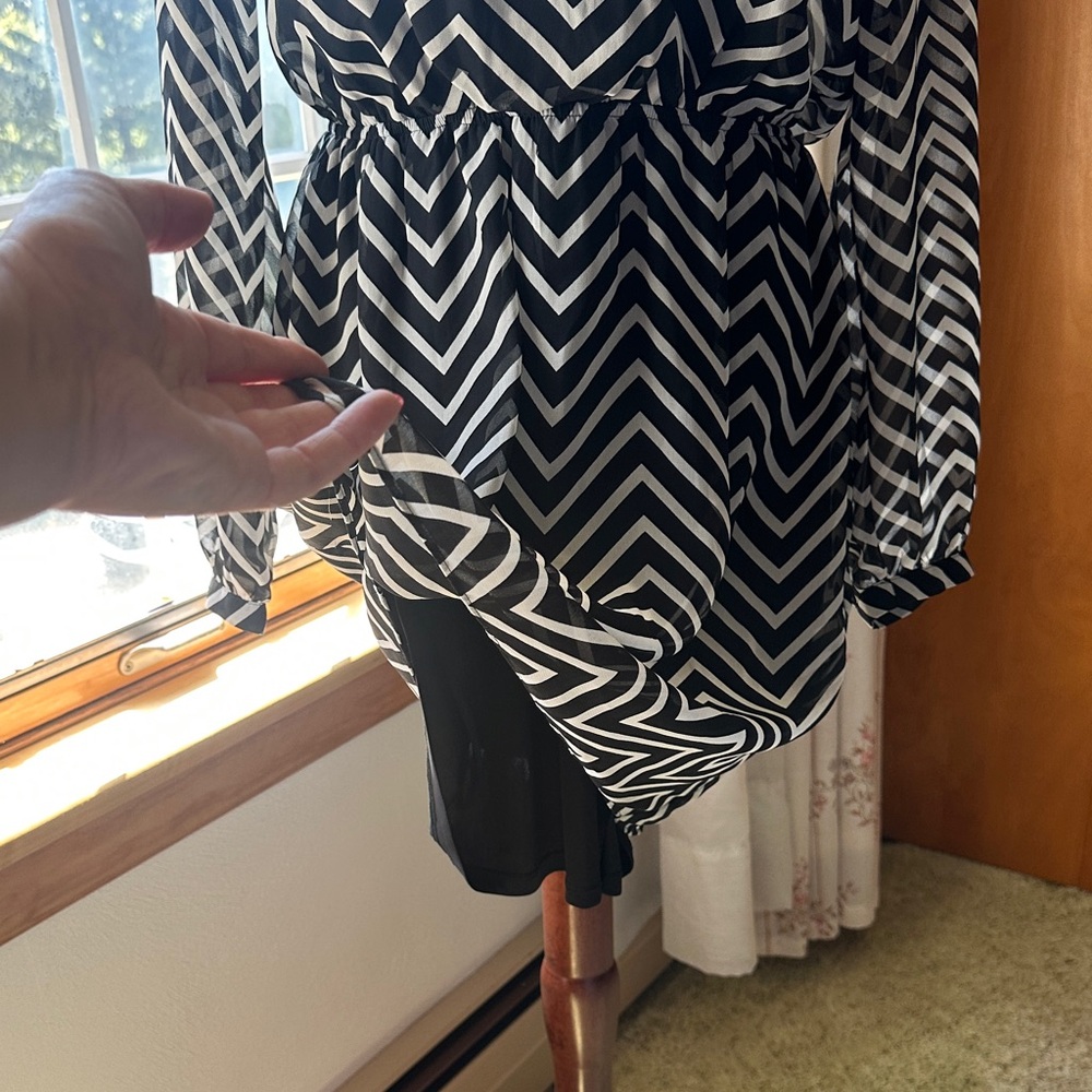 Express Black and White Zigzag Long Sleeve Dress (NWT)- Medium - Picture 8 of 14